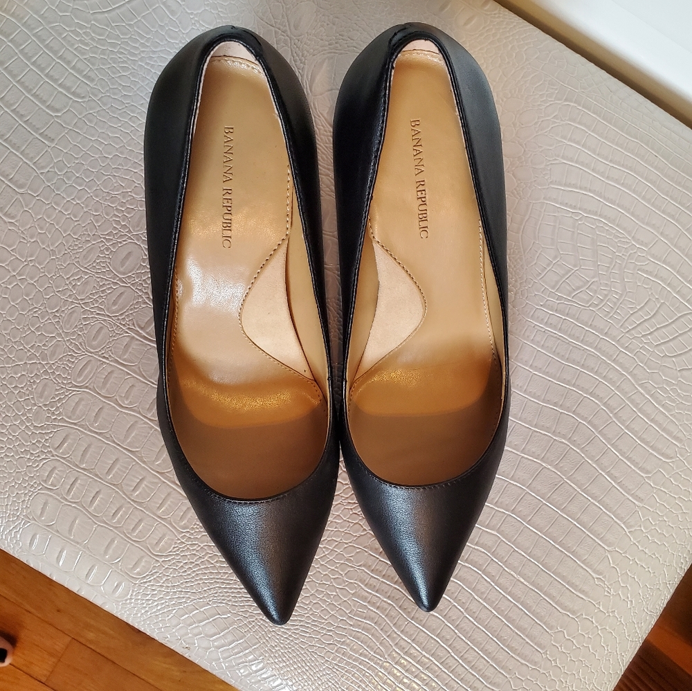 BANANA REPUBLIC Madison 12 Hour Black Leather Pump - Picture 2 of 5
